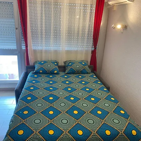 En Classe 2 Etoiles Au Bord De 4 Couchages Avec Lit Superpose Et Au Salon Un Canape Convertible Et Piscine A 300 M Des Transports Communs,gare Ferroviaire,commerces Et Plages Апартаменты Антиб