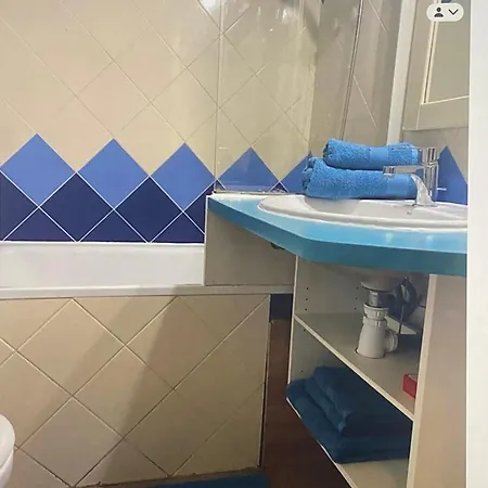 En Classe 2 Etoiles Au Bord De 4 Couchages Avec Lit Superpose Et Au Salon Un Canape Convertible Et Piscine A 300 M Des Transports Communs,gare Ferroviaire,commerces Et Plages Διαμέρισμα