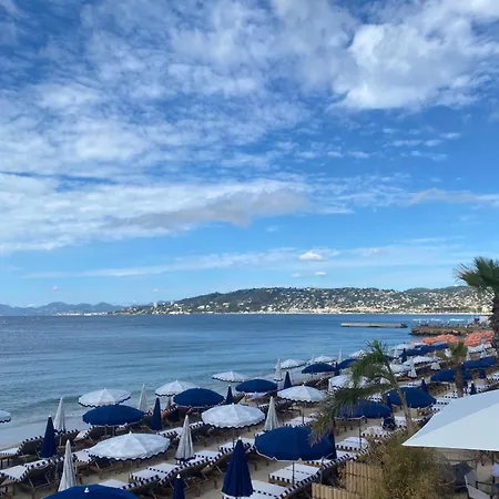 En Classe 2 Etoiles Au Bord De 4 Couchages Avec Lit Superpose Et Au Salon Un Canape Convertible Et Piscine A 300 M Des Transports Communs,gare Ferroviaire,commerces Et Plages * Antibes