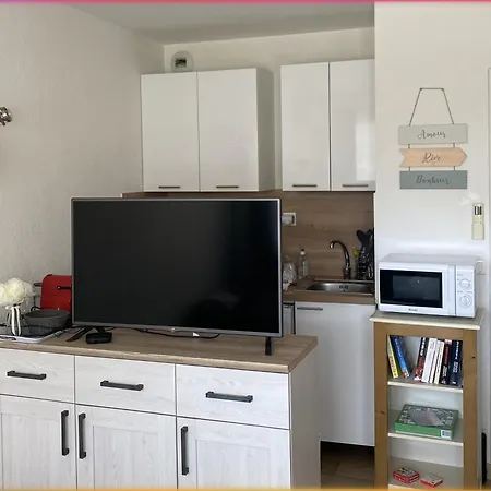Διαμέρισμα En Classe 2 Etoiles Au Bord De 4 Couchages Avec Lit Superpose Et Au Salon Un Canape Convertible Et Piscine A 300 M Des Transports Communs,gare Ferroviaire,commerces Et Plages *