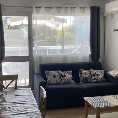 En Classe 2 Etoiles Au Bord De 4 Couchages Avec Lit Superpose Et Au Salon Un Canape Convertible Et Piscine A 300 M Des Transports Communs,gare Ferroviaire,commerces Et Plages Διαμέρισμα *